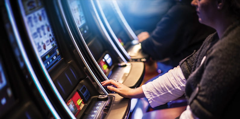 Spielen an HD-Spielautomaten im landbasierten Casino