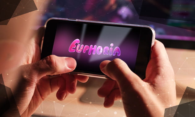 Hände die ein Smartphone halten, auf dem der Schriftzug Euphoria zu sehen ist.