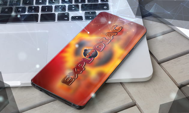 Die Darstellung des Logos des Explodiac Casinos auf einem Smartphone, das auf einem Laptop liegt. 