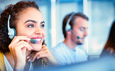 2 Mitarbeiter in einem Kundendienst Callcenter.