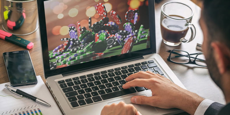 Man bermain blackjack online dengan strategi