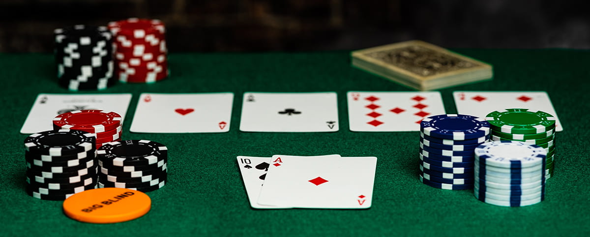 Karten fürs Poker mit Spielchips.
