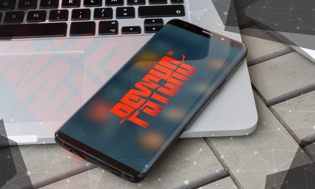 Ein Smartphone liegend auf einem Laptop auf dem das Psycho Slot Logo zu sehen ist.