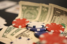 Casinochips und Dollar Scheine