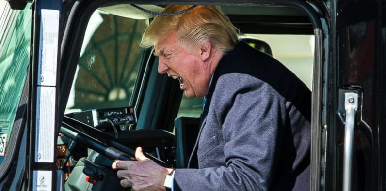 Präsident Trump tut als würde er einen LKW fahren