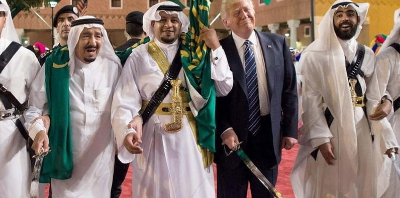 Donald Trumps vollzieht einen traditionellen Schwerttanz