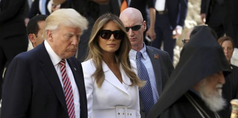 First Lady Melania Trump schlägt die Hand ihres Ehemanns weg
