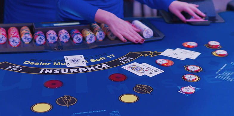 Ben Affleck sitzt an einem Blackjack-Tisch und spielt