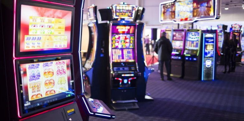 Geschenkideen mit Glücksspiel-Bezug – Spielautomaten in einem Casino