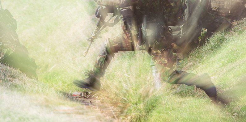 Ein Soldat hofft, dass das Verstecken in ein Granatenloch eine gute Überlebensstrategie ist.
