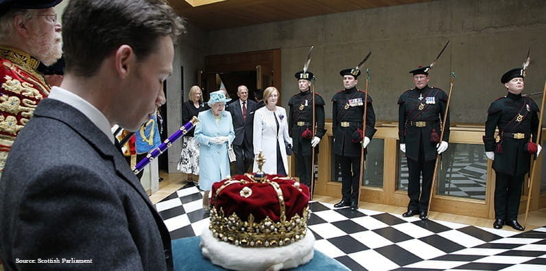 Die Krone von Schottland, getragen vom 16. Herzog von Hamilton nach der Eröffnung der vierten Sitzung des schottischen Parlaments im Juli 2011