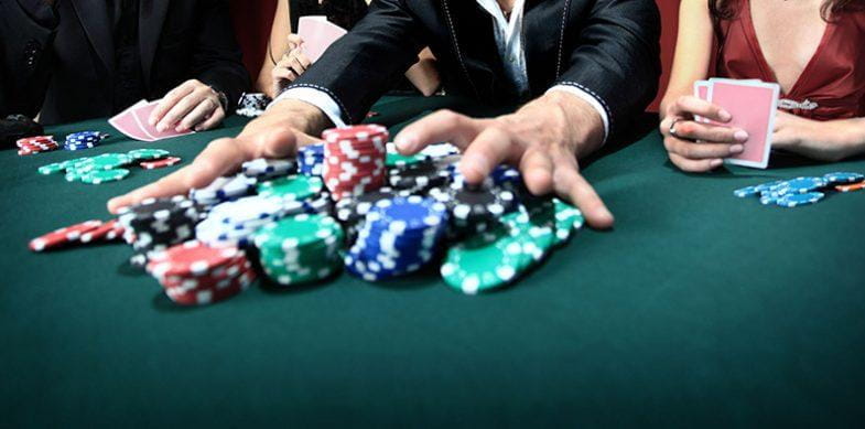 Ein profesioneller Blackjack Spieler gewinnt einen ganzen Pott