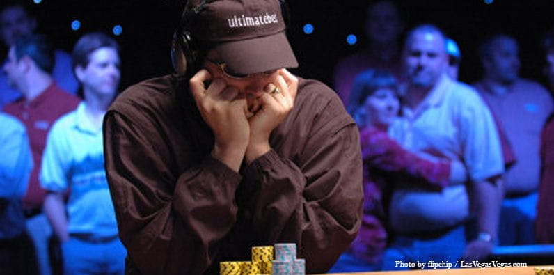 Phil Hellmuth, wie er auf der WSOP spielt 