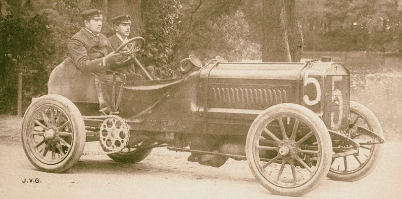 Ein Rennwagen aus dem frühen 20. Jahrhundert