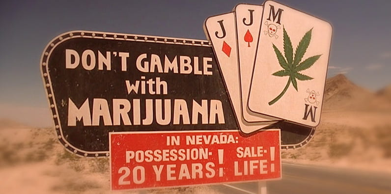 Eine Plakatwand an der Grenze von nevada erinnert an die strikten Drogen Gesetze in diesem Staat um 1970. 