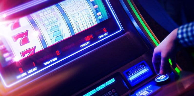 Spieler, die elektronische Spiele in einem stationären Casino spielen