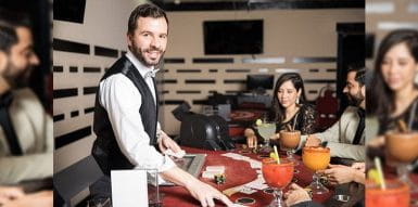 Ein Blackjack Dealer in Aktion