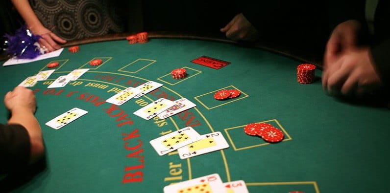 Spieler, die versuchen, den Dealer beim Blackjack zu besiegen