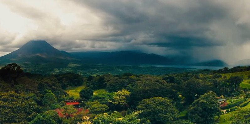 Film-Screenshot der exotischen grünen Landschaft in Costa Rica
