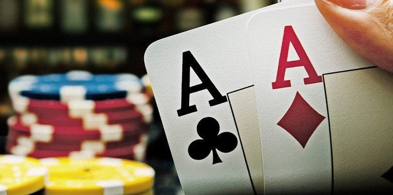 Pokerspiel mit fächerförmig angelegten Karten