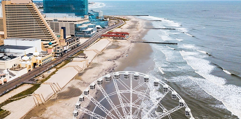 Sicht von oben auf den Steel Pier und den Küstenverlauf von Atlantic City