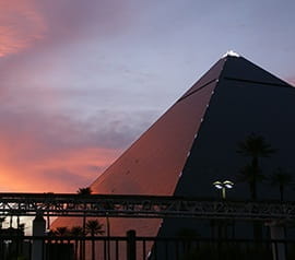 Markanter Sonnenuntergang und High-Roller-Tische im Luxor Casino