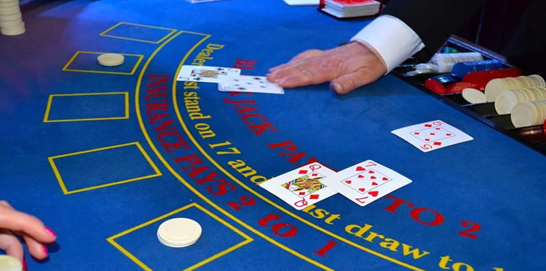 Ein blauer Blackjack-Tisch mit mehreren Kartenblättern.