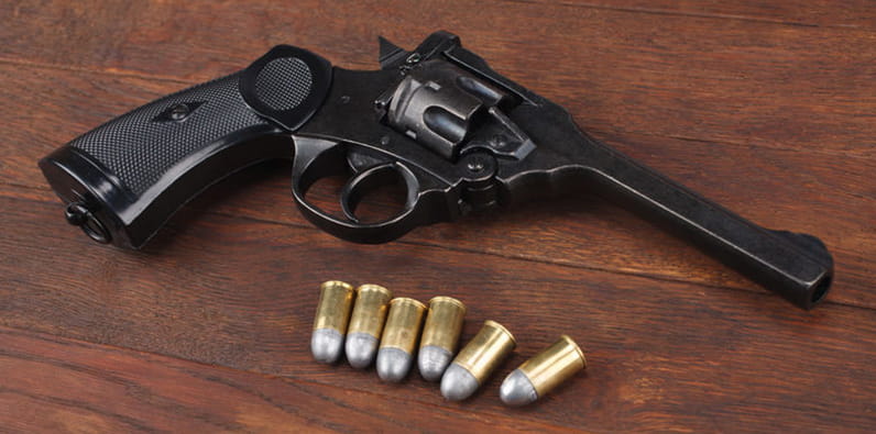 Ein Revolver mit einer einzigen Kugel beim Russischen Roulette