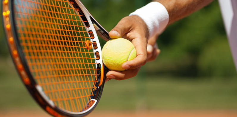 Tennis Spieler fertig zum Aufschlag.