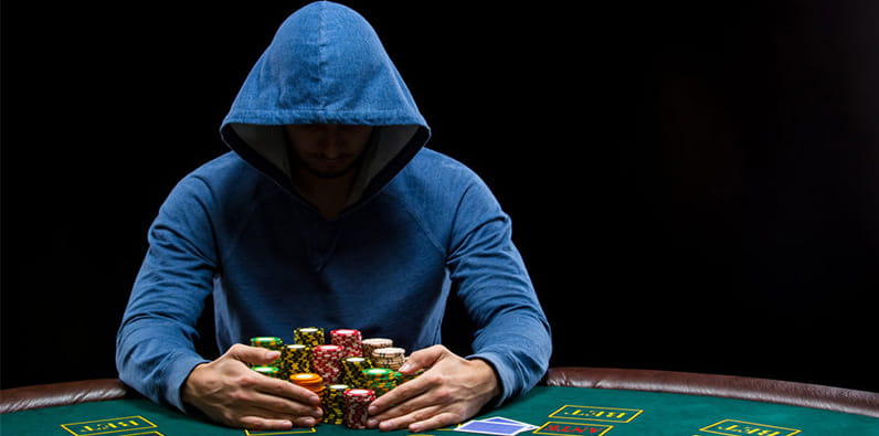 Mysteriöser Pokerspieler, der einen Pott gewinnt