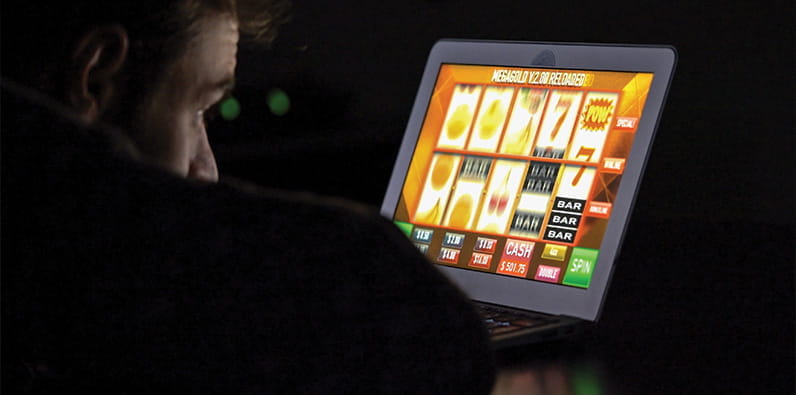 Ein Mann, der online Spielautomaten spielt