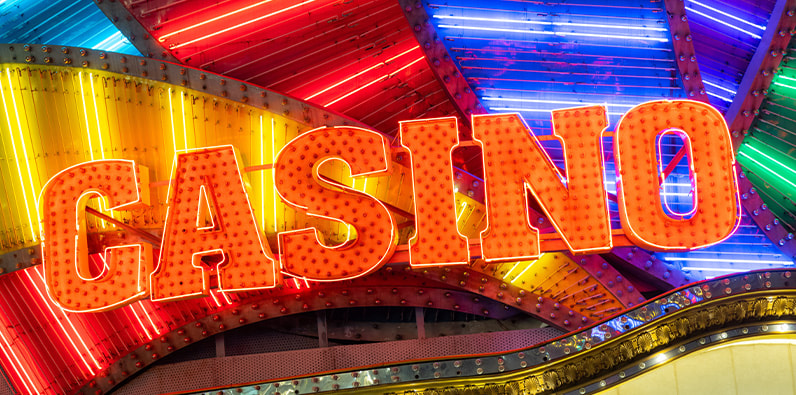 Gelber Casino Schriftzug vor einem roten Hintergrund.